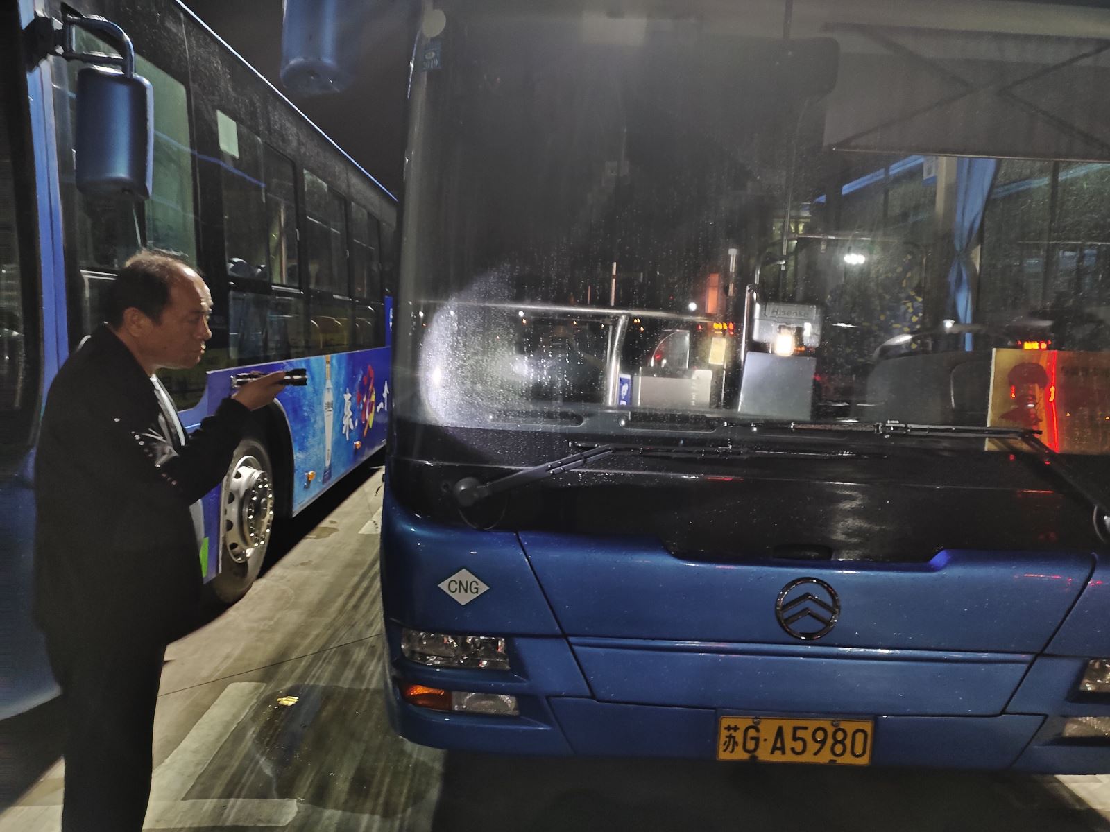 公交集團(tuán)公交事業(yè)一部做好停車場夜查工作保障安全生產(chǎn)運(yùn)營